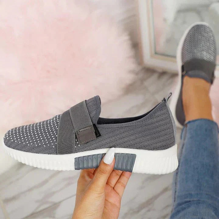 Damen schuhe mit orthopädischer Form und Klettverschluss