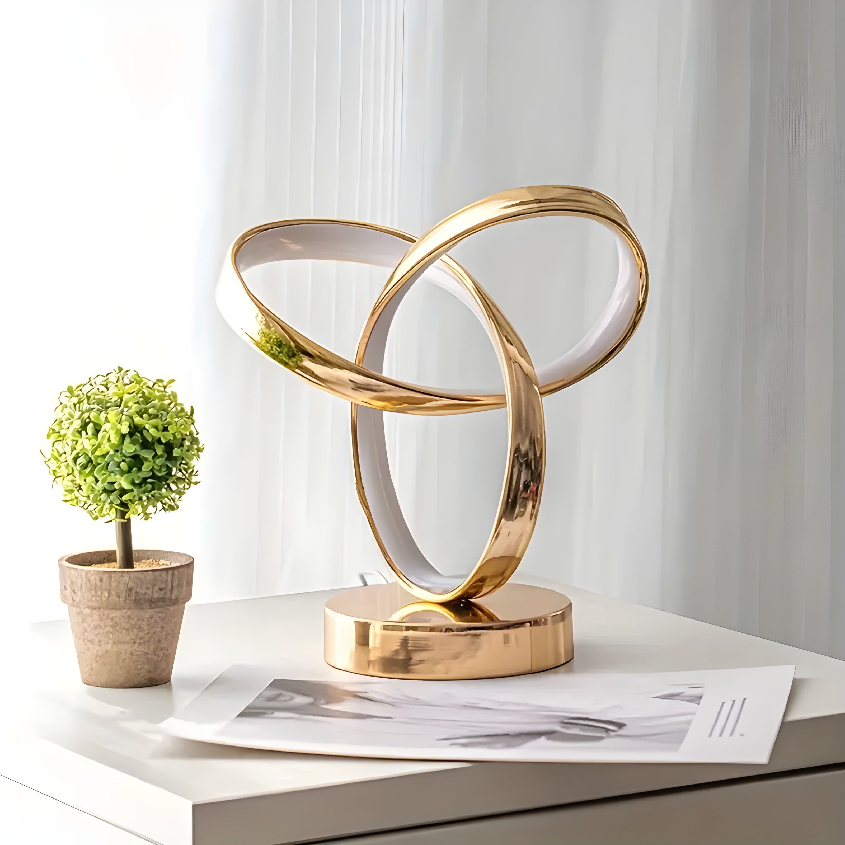 Elegante goldene Möbiusring Schreibtischlampe - Niedliche LED Leselampe