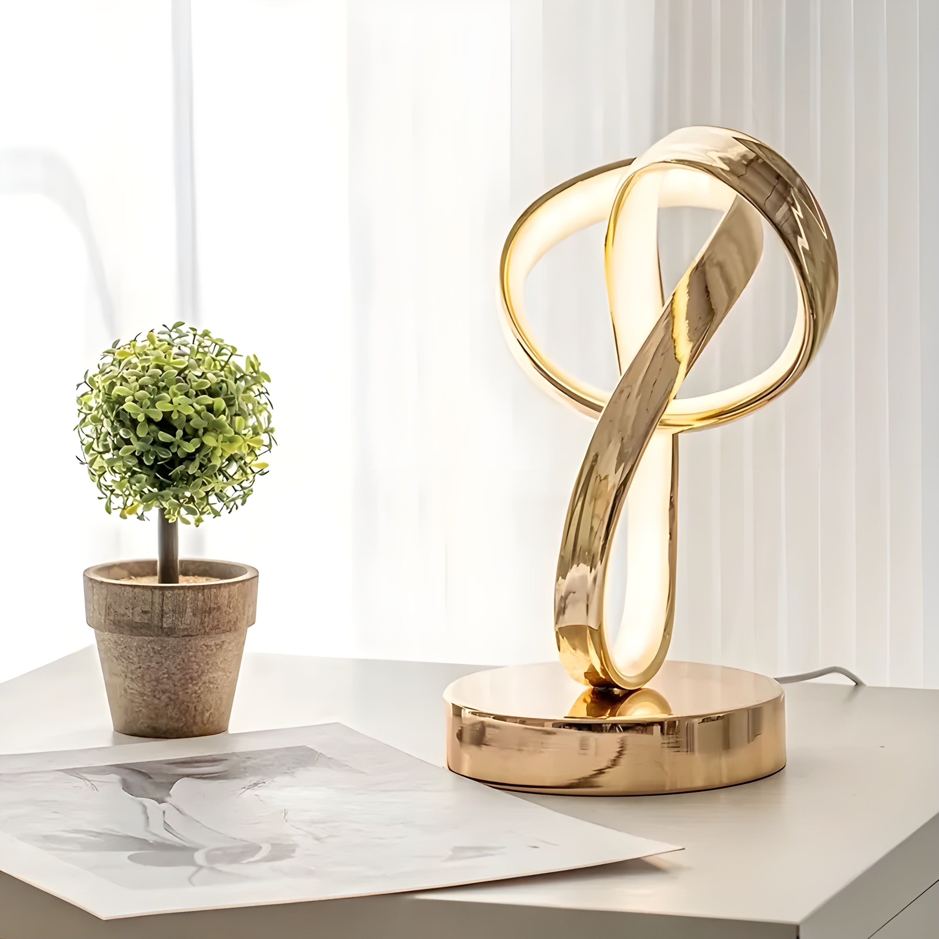 Elegante goldene Möbiusring Schreibtischlampe - Niedliche LED Leselampe