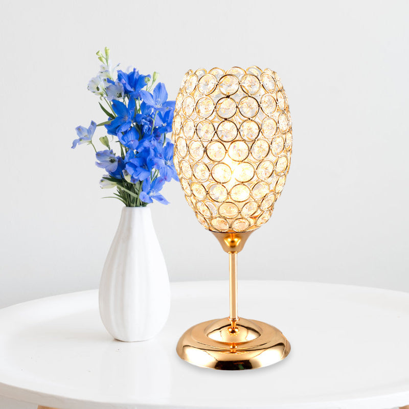 Moderne Nachttischlampe im Becherdesign mit Kristallakzenten für stilvolle Räume-1