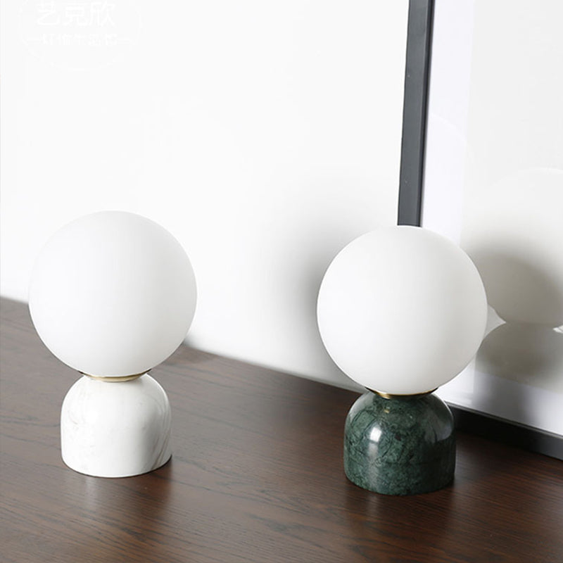 Moderne Nachttischlampe mit Milchglas und Marmorfuß für stilvolle Akzente-2