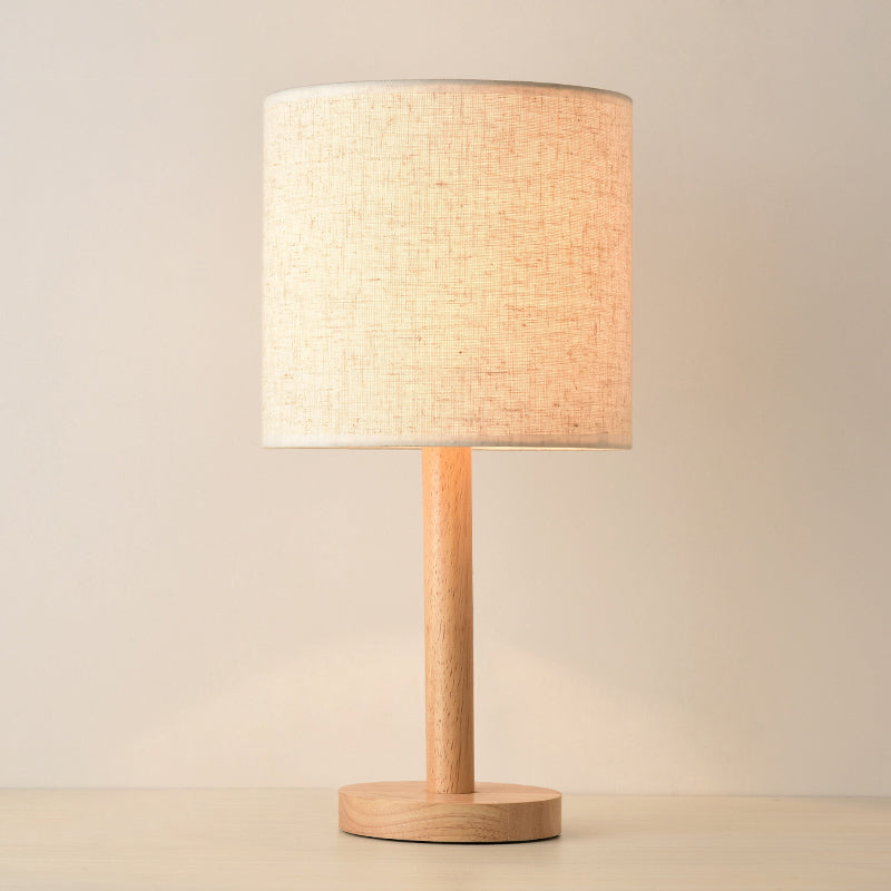 Moderne Tischlampe mit Holzfuß und Textilschirm für stilvolle Akzente im Wohnzimmer-1