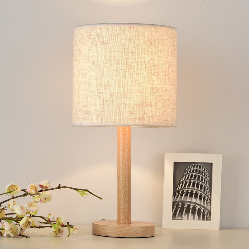 Moderne Tischlampe mit Holzfuß und Textilschirm für stilvolle Akzente im Wohnzimmer-2