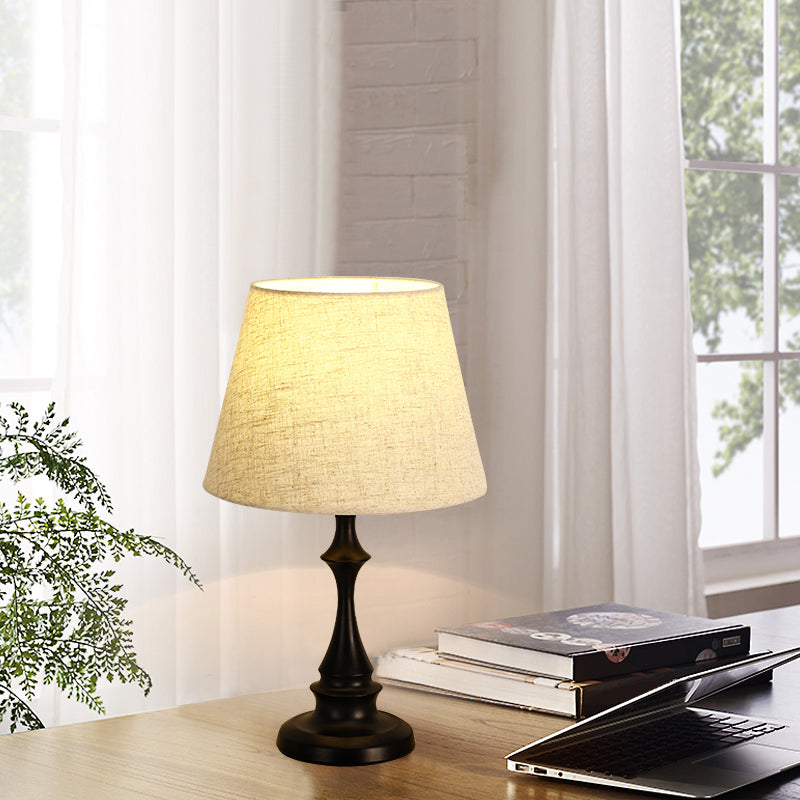 Minimalistische Nachttischlampe mit Stoffschirm und elegantem Design-3