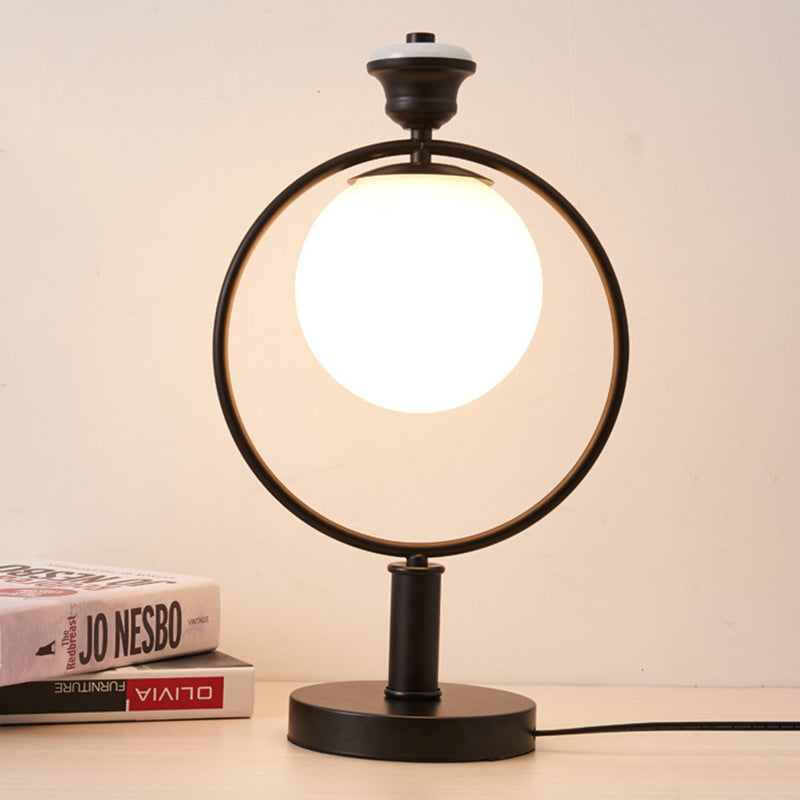Moderne Nachttischlampe mit Milchglas und elegantem Design-2
