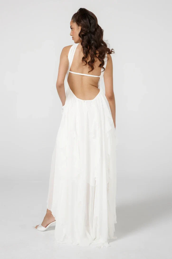 Weißes Maxikleid mit Stufenvolants und trägerlosem Schnitt