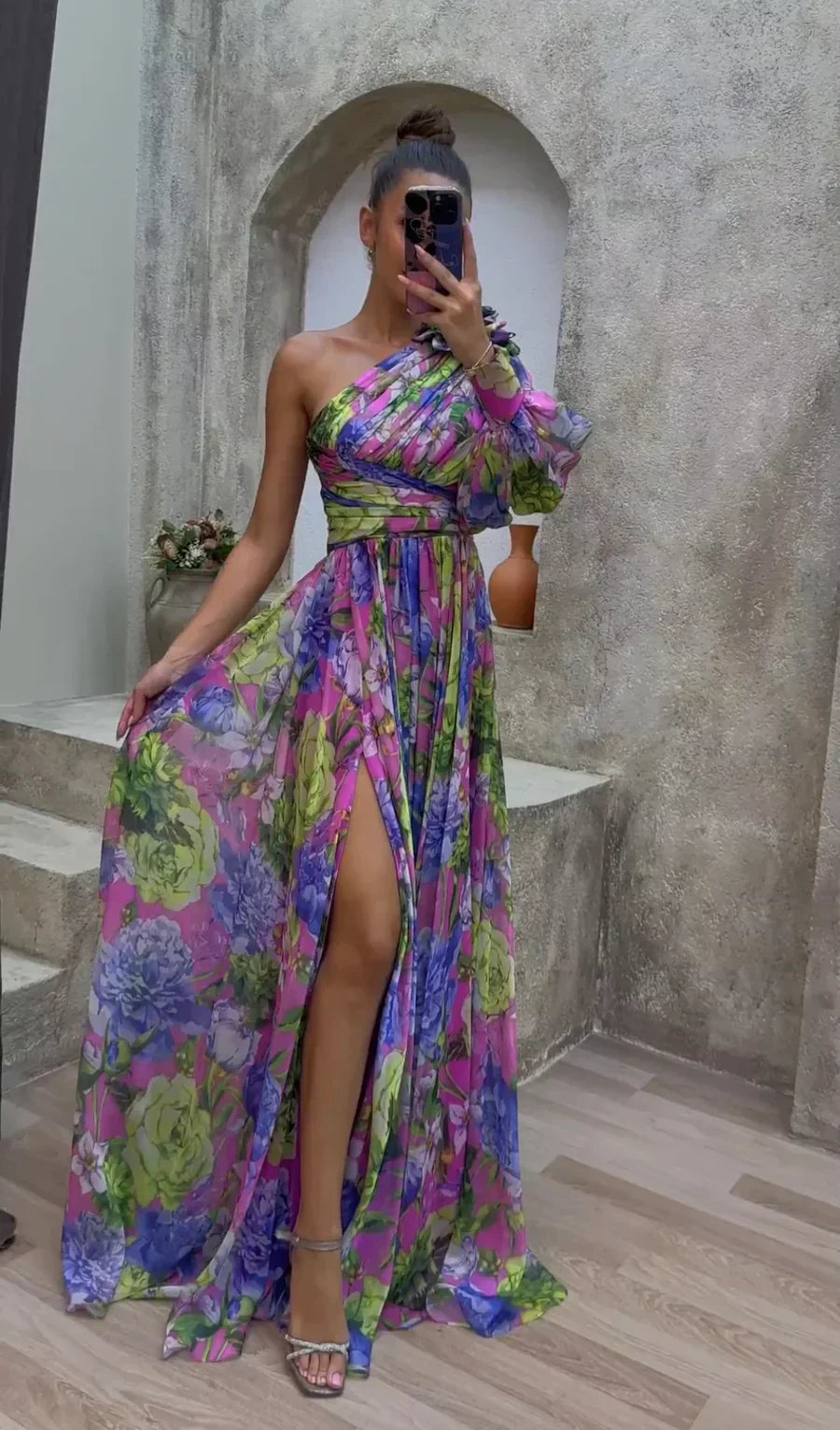 Damen-Maxikleid mit asymmetrischem Saum und floralem Entwurf