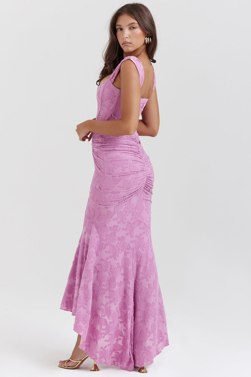 Damenkleid mit betonter Taille und offener Rückenpartie