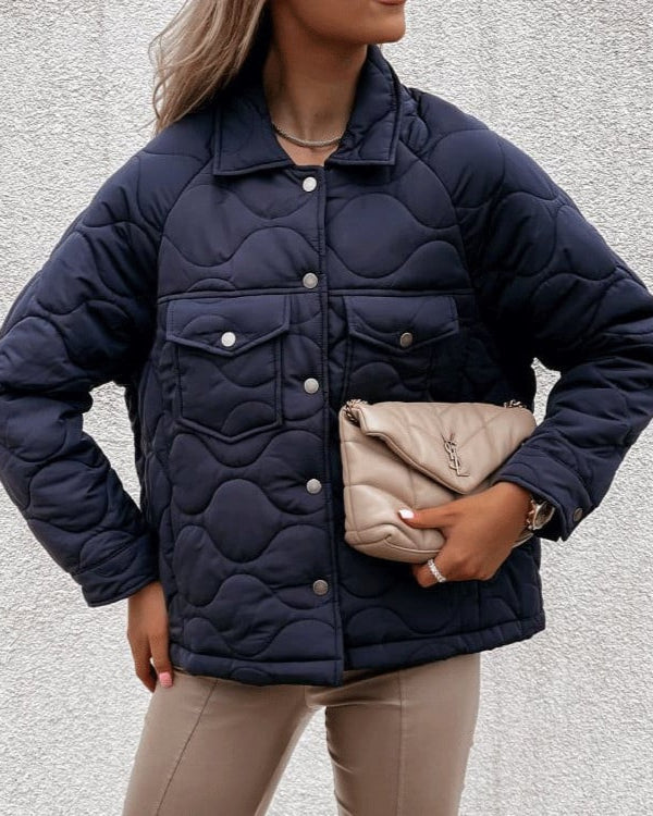 Lange Damenjacke mit Zierknöpfen und Futter