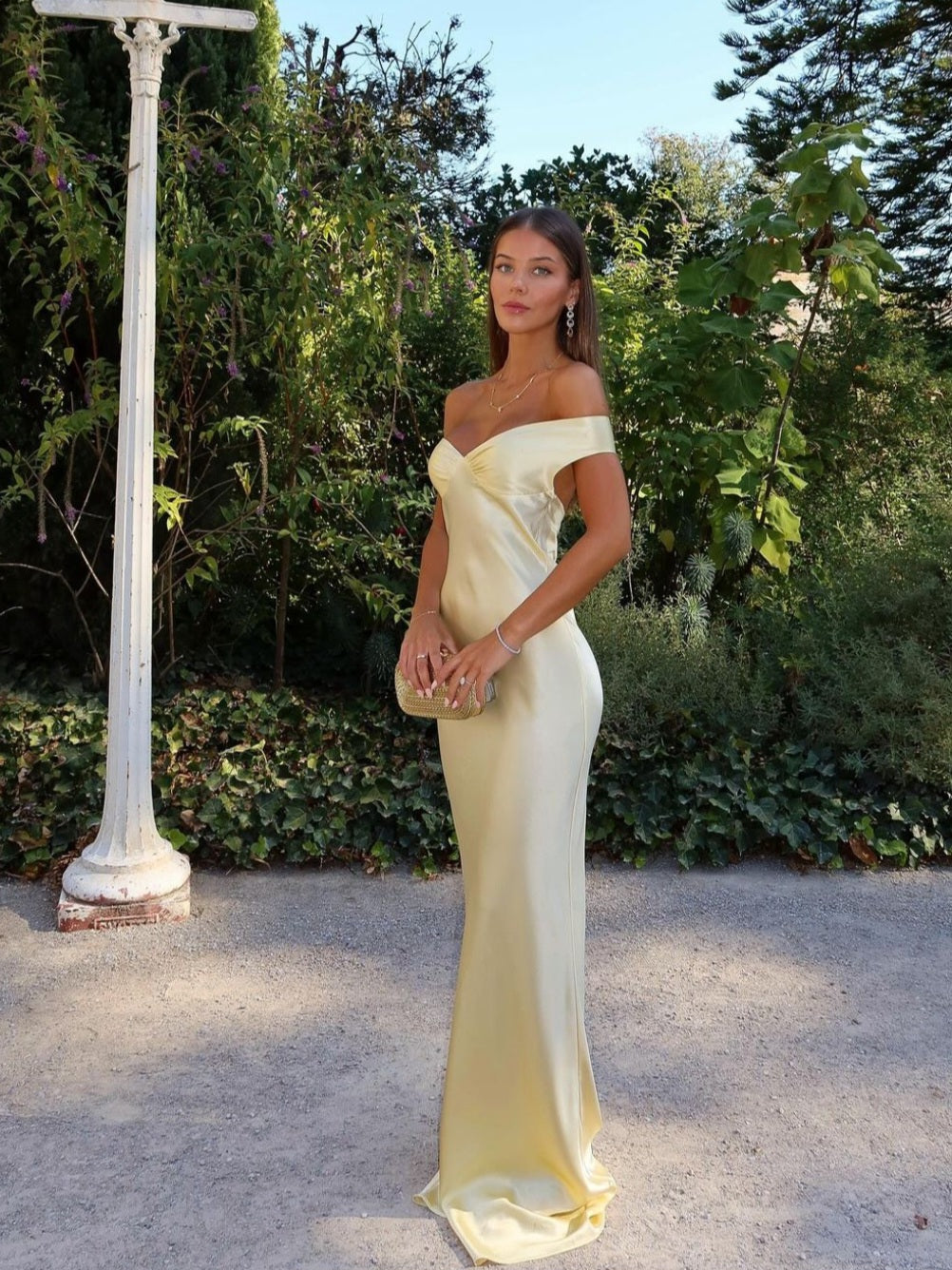 Damenkleid mit schulterfreier Form und ausgestelltem Saum