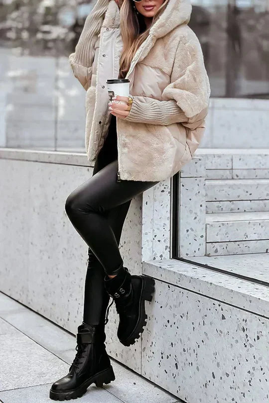Damenjacke mit Kapuze und praktischen Taschen