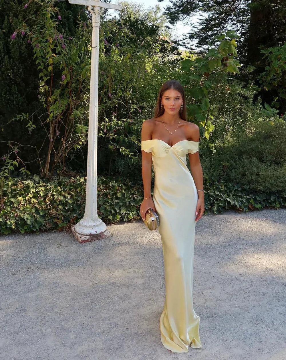 Damenkleid mit schulterfreier Form und ausgestelltem Saum