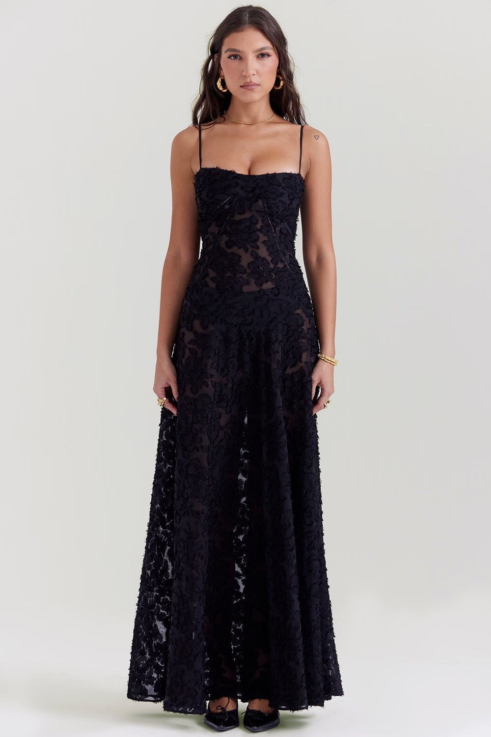 Langes Damenkleid mit Spitzendetails und tailliertem Schnitt