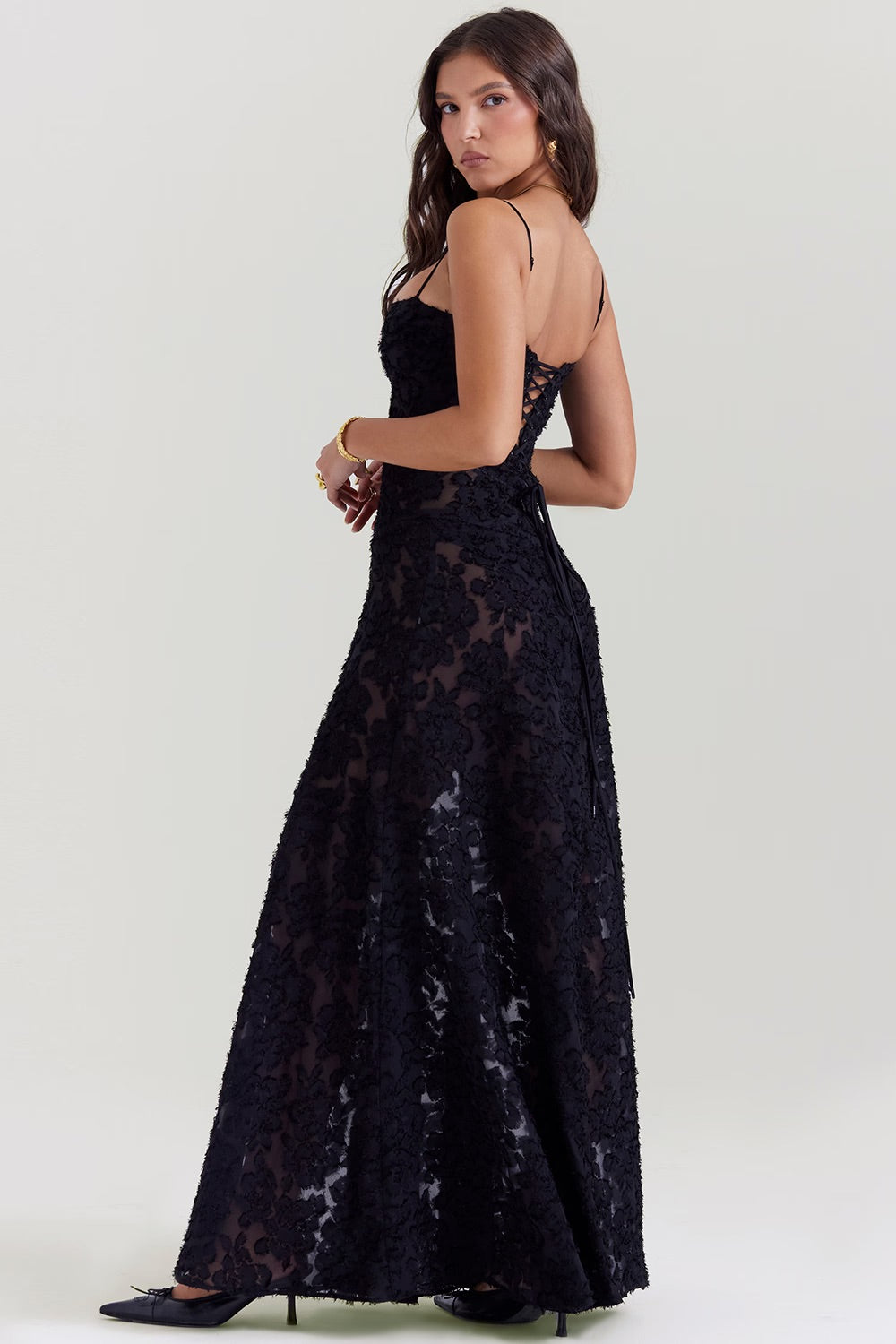 Langes Damenkleid mit Spitzendetails und tailliertem Schnitt