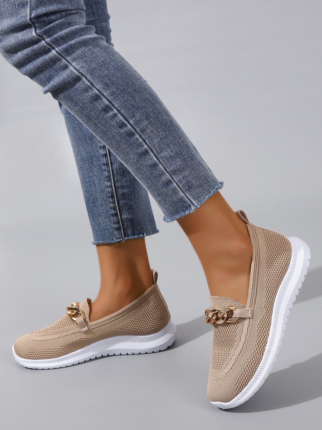 Damenschuhe mit orthopädischer Sohle und Kettenelement