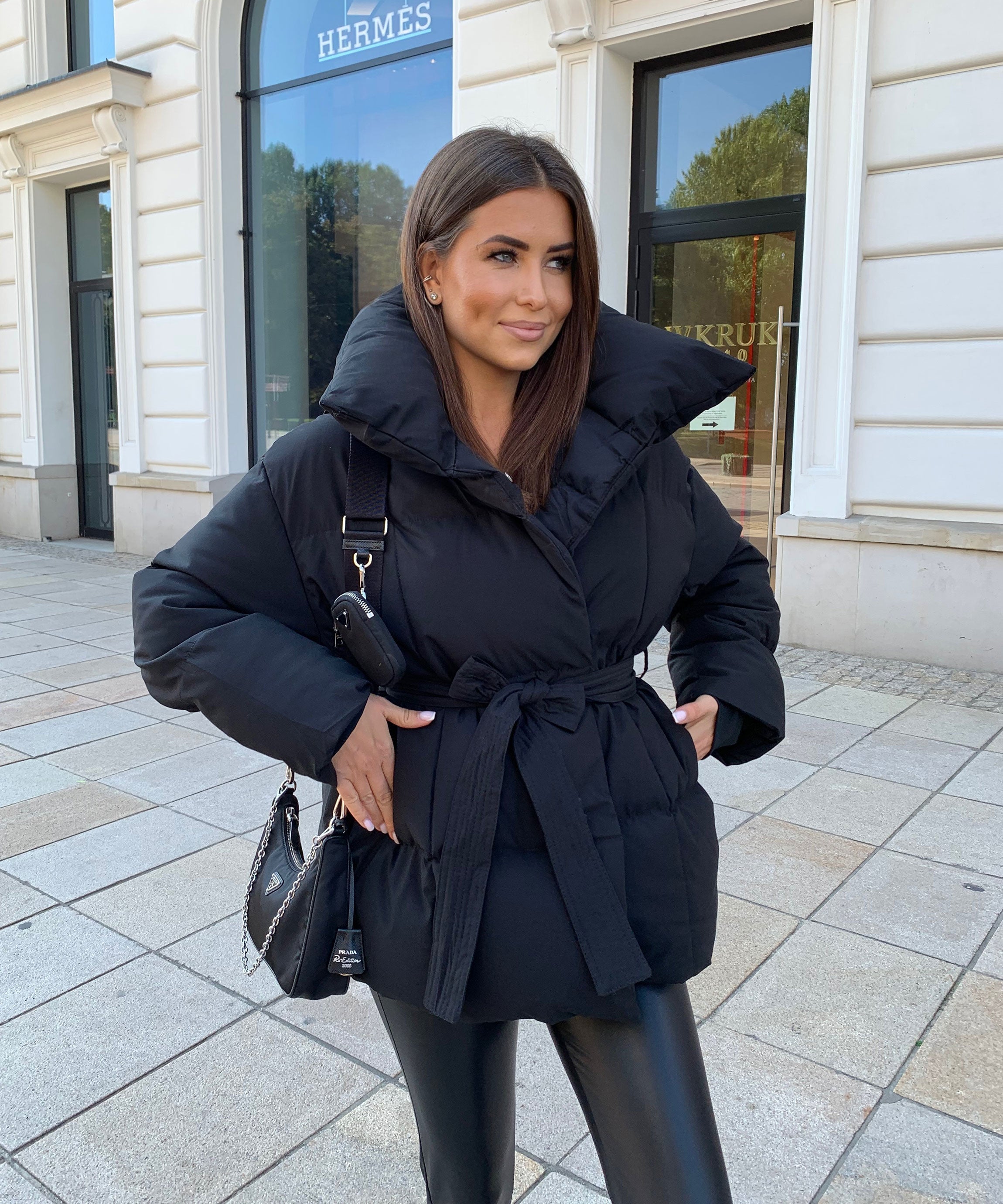 Kurze taillierte Damenjacke in Schwarz