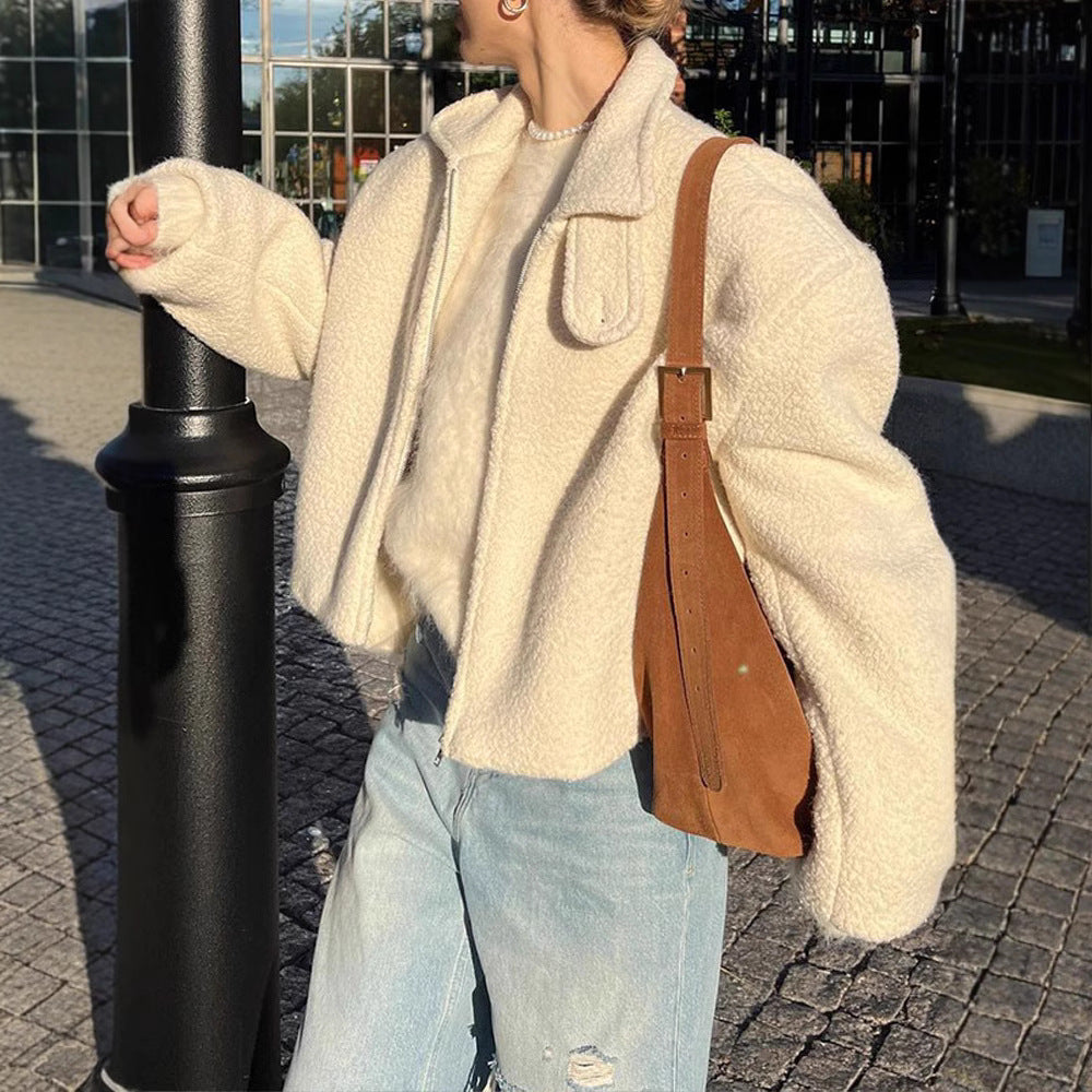 Kurze Damenjacke mit Reißverschluss und Struktur