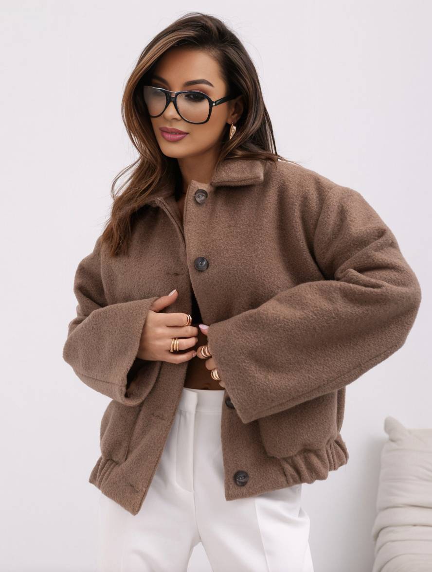 Damenjacke mit Knopfleiste und weiter Silhouette