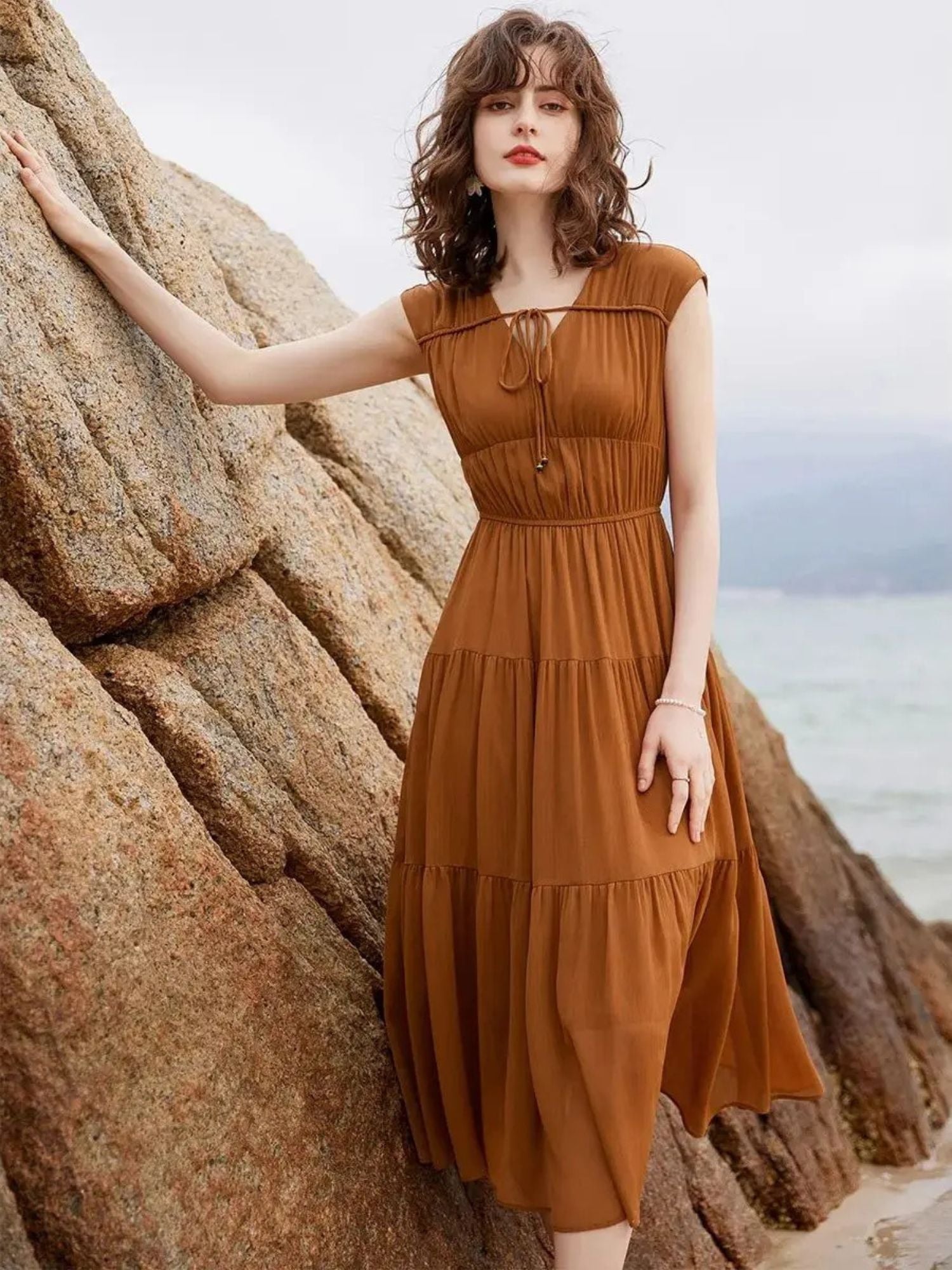 Damen-Maxikleid mit V-Ausschnitt und Schleifendetail