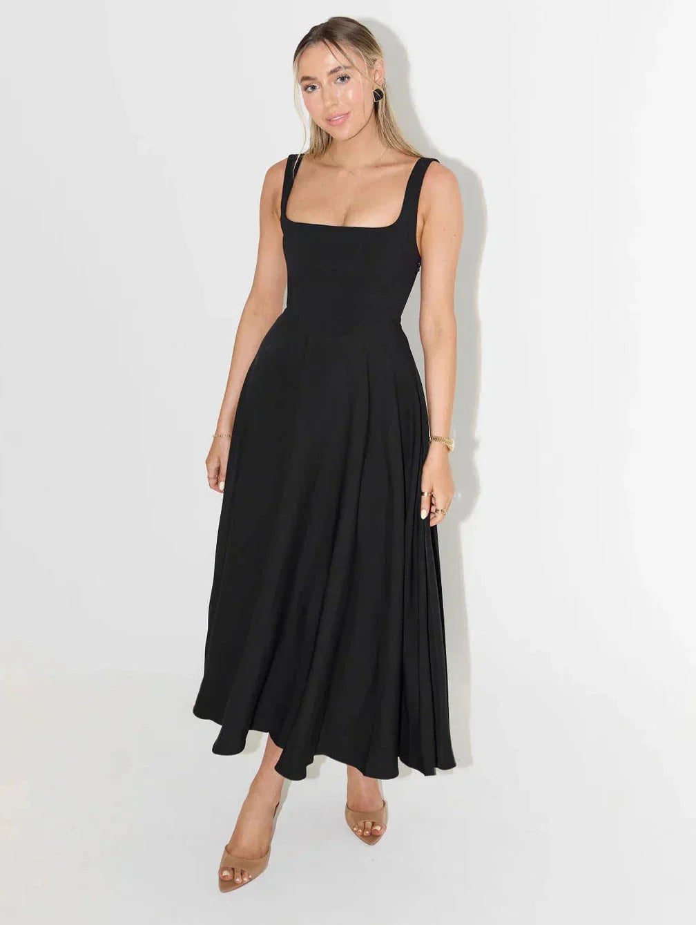 Damenkleid mit eckigem Ausschnitt und Midilänge