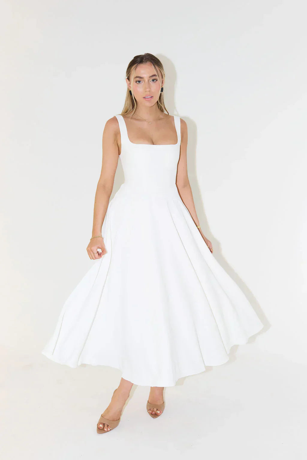 Damenkleid mit eckigem Ausschnitt und Midilänge