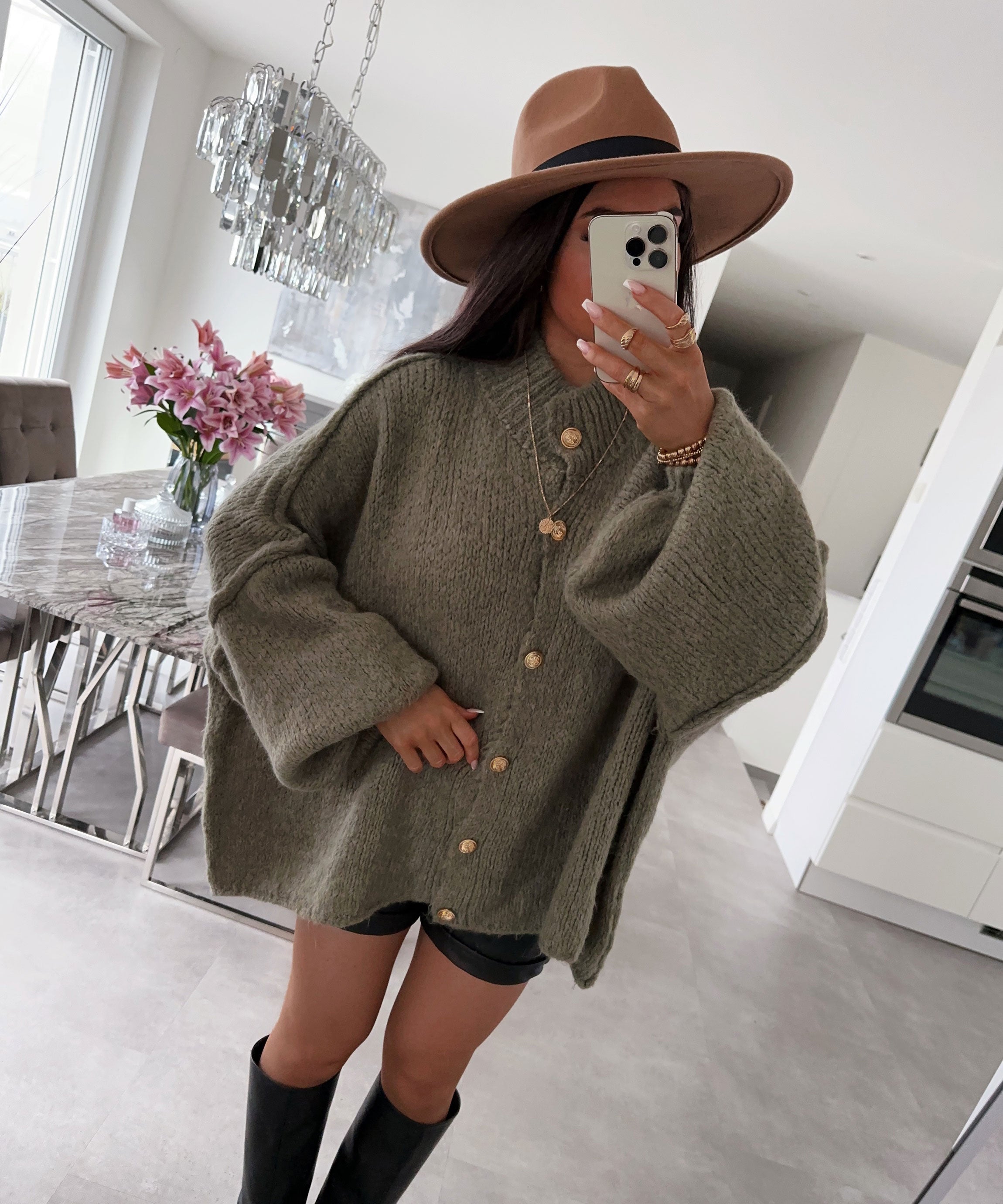 Grüne Strickjacke mit weiten Schnitt und Knopfleiste