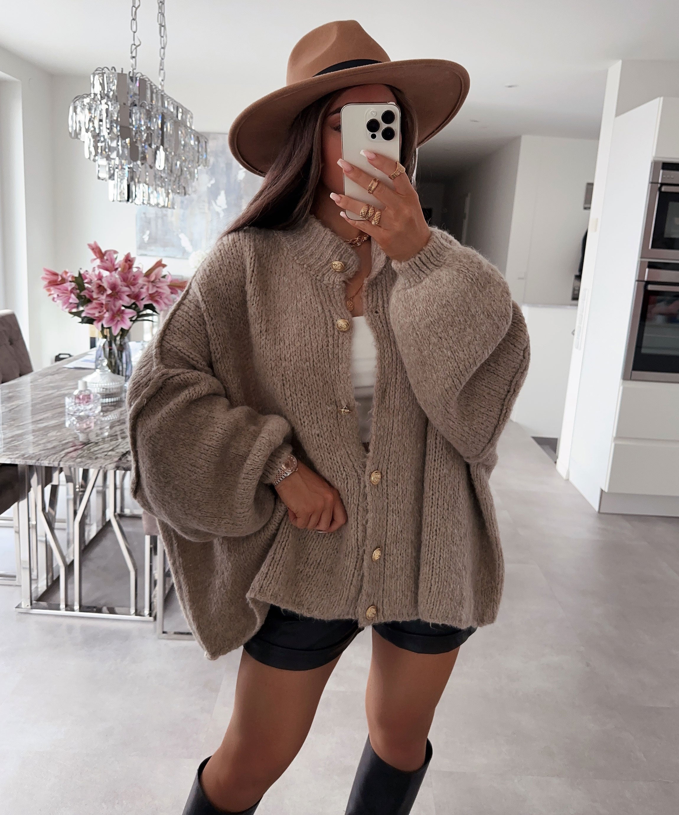 Damen Strickjacke in taupe mit Knopfverschluss