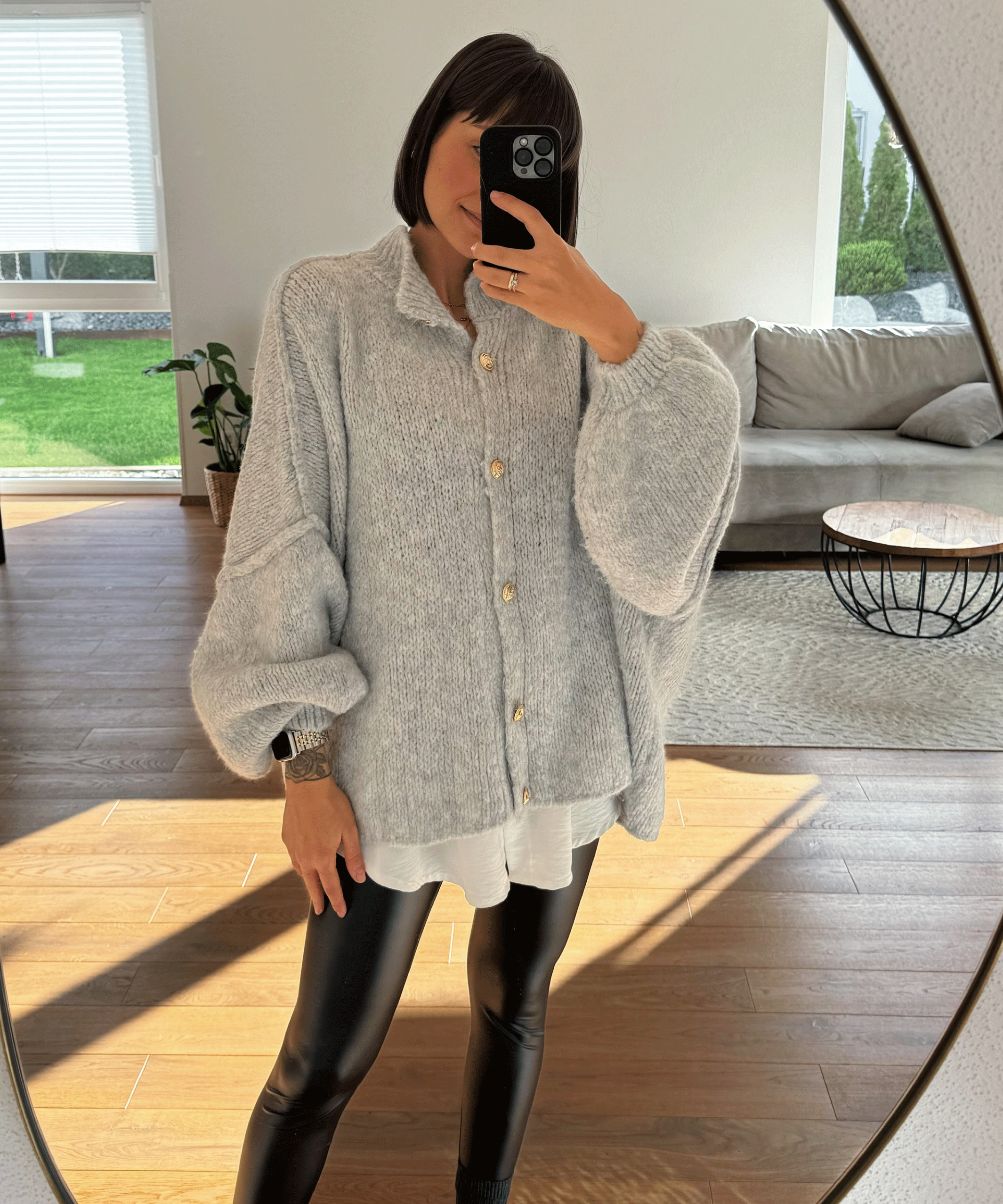 Oversize Strickjacke für Damen in Grau mit goldenen Akzenten