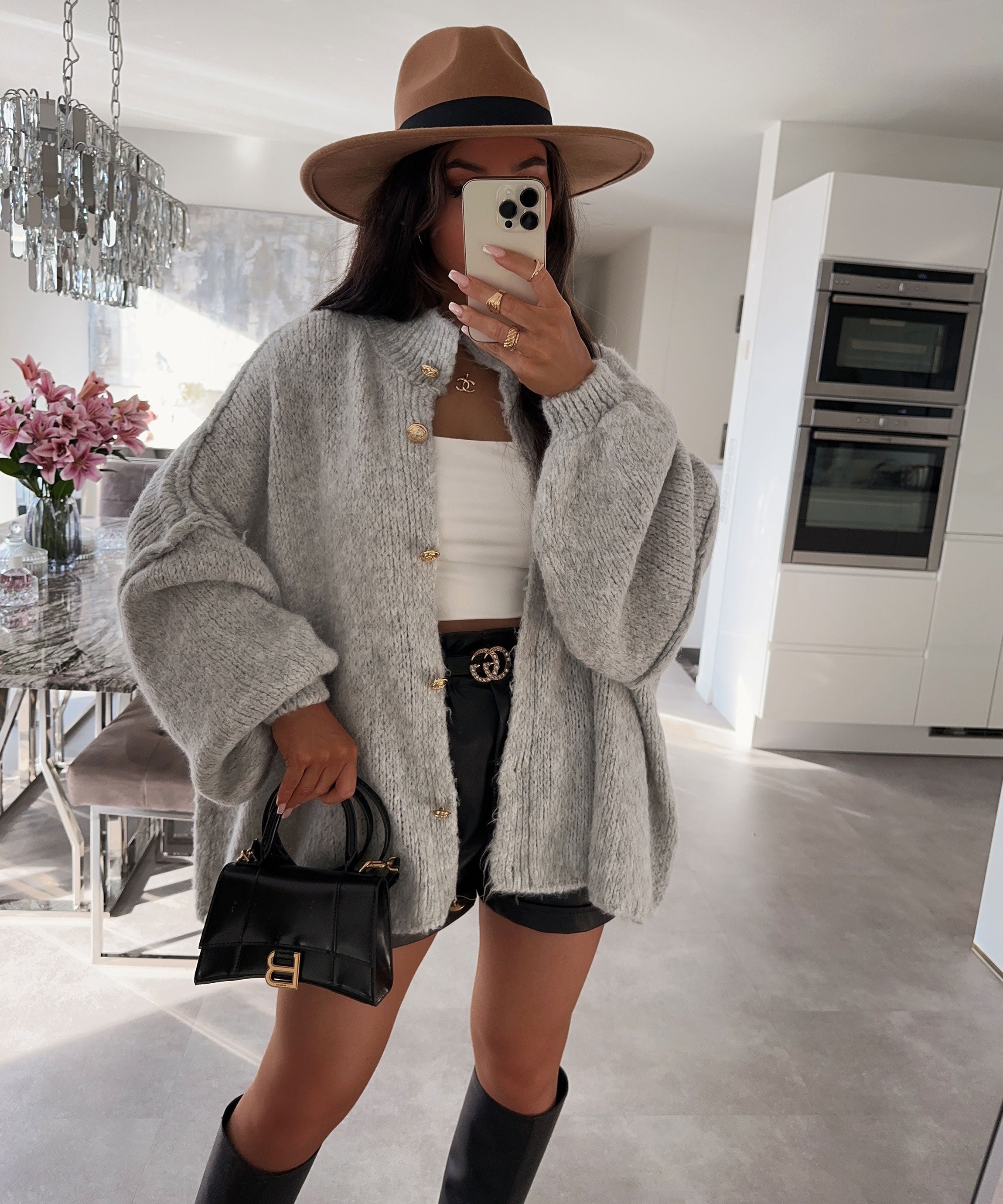 Oversize Strickjacke für Damen in Grau mit goldenen Akzenten