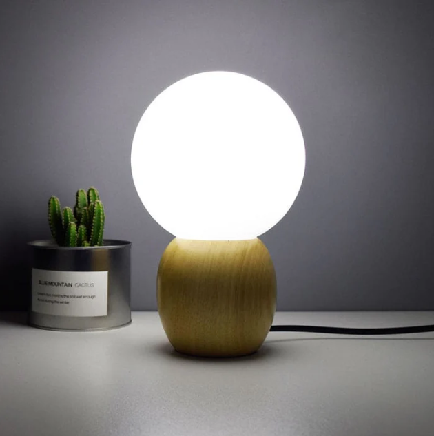 Moderne Nachttischlampe mit Holzsockel für Stilvolles, Warmes Licht im Schlafzimmer-2
