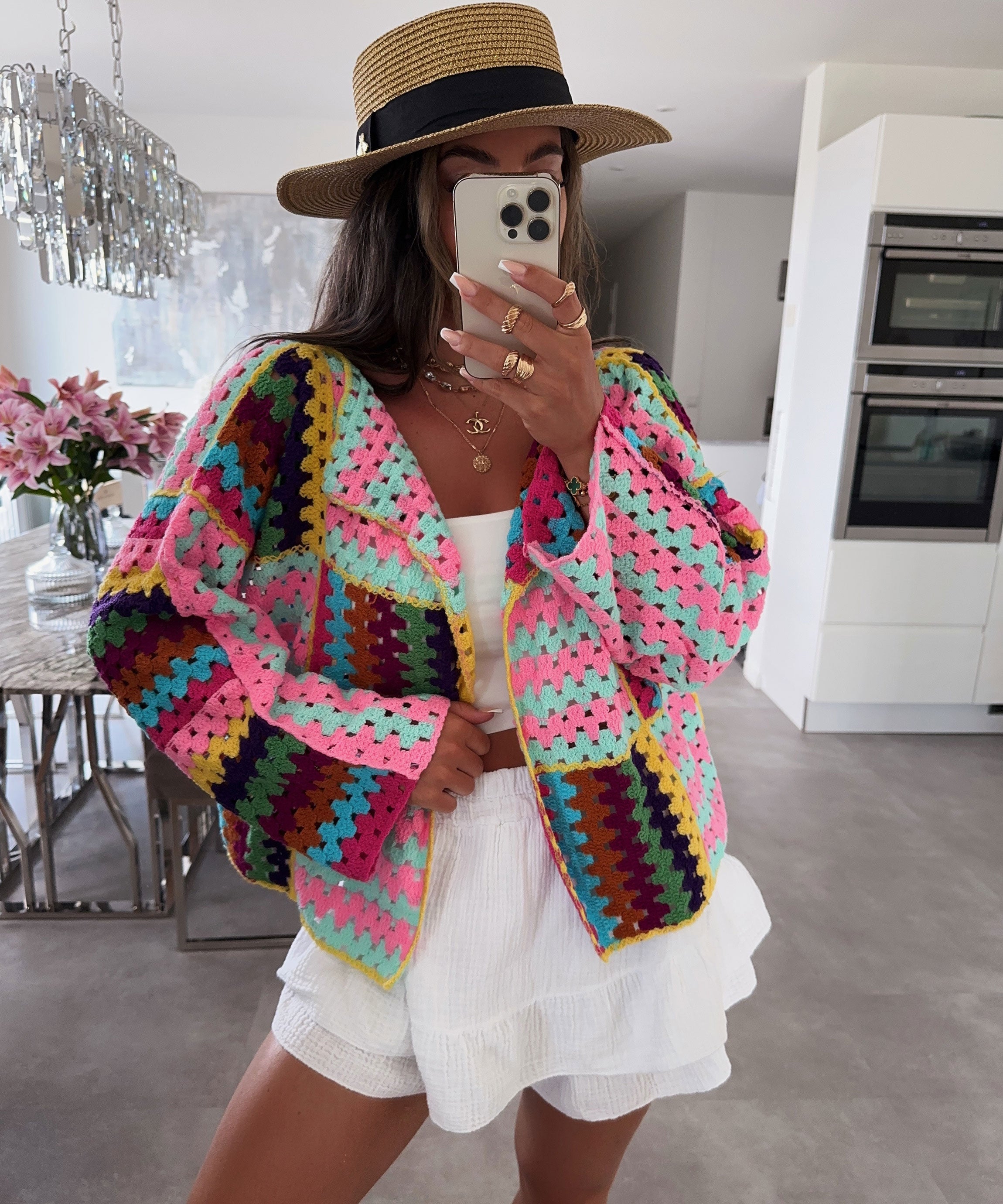 Bunte Strickjacke für Damen mit figurbetontem Schnitt