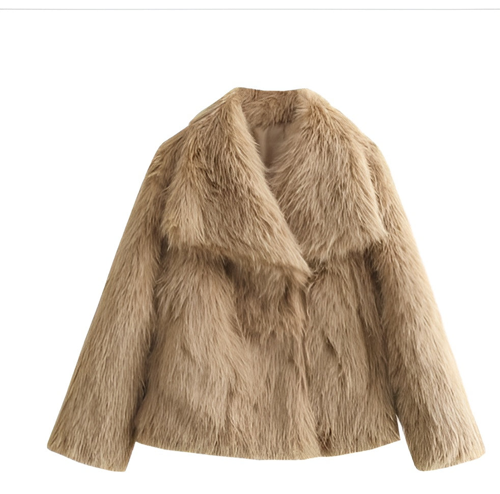 Damen Winterjacke mit offenem Frontschnitt und klarer Linienführung