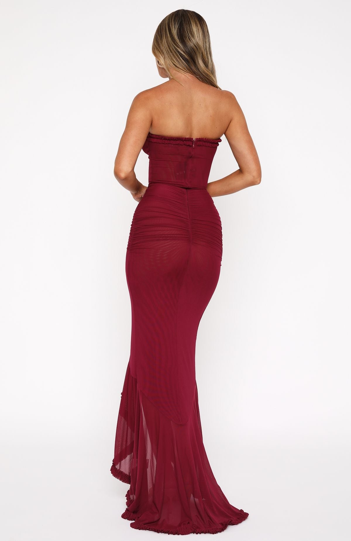 Trägerloses Maxikleid mit taillierter Silhouette und Rüschen-Details
