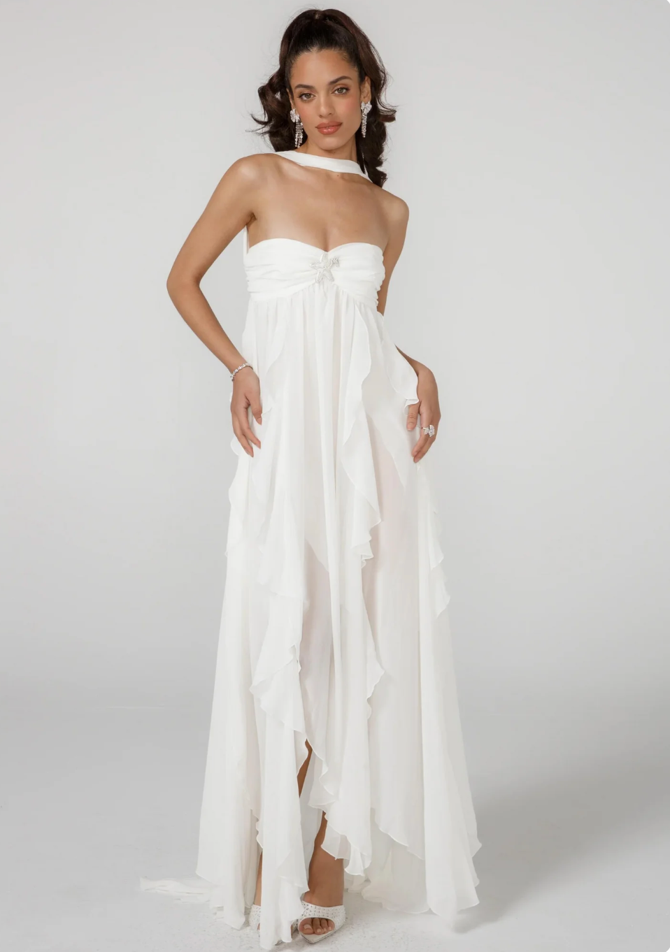 Weißes Maxikleid mit Stufenvolants und trägerlosem Schnitt