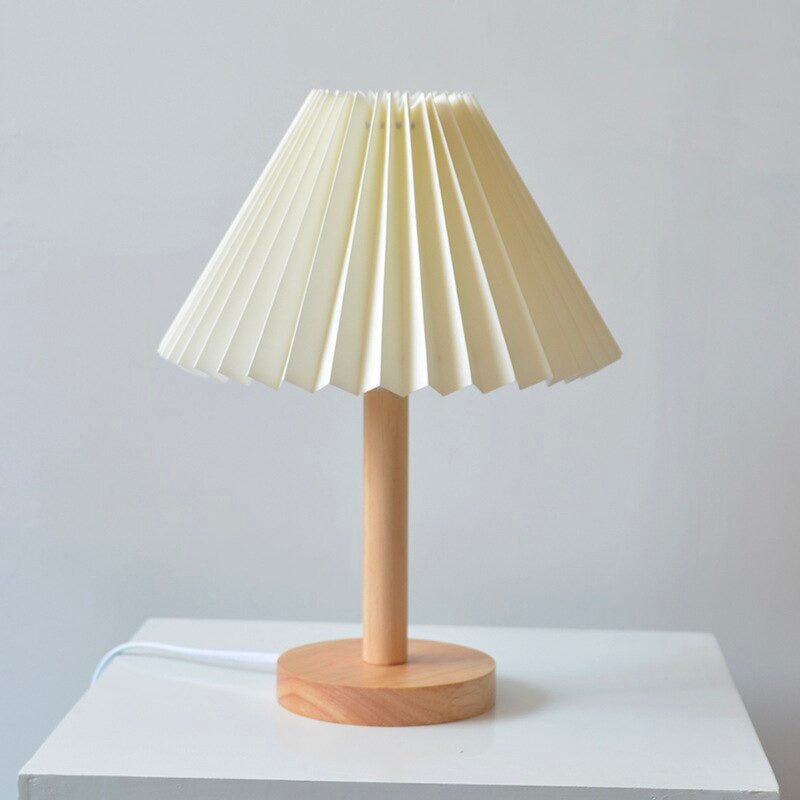Moderne Nachttischlampe aus Holz mit gefaltetem Schirm für entspannende Atmosphäre-3