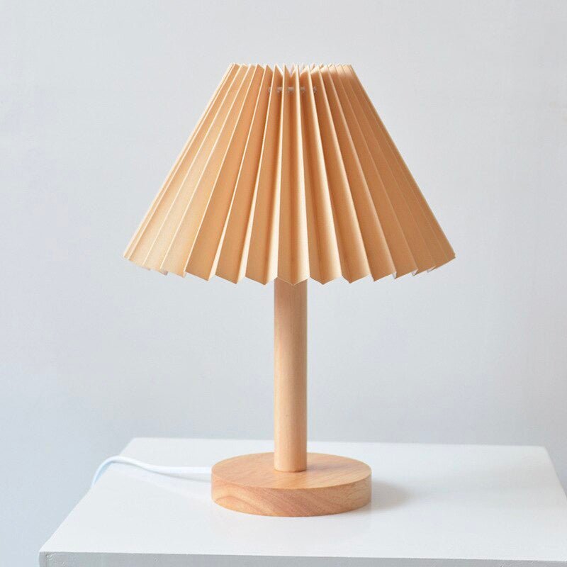 Moderne Nachttischlampe aus Holz mit gefaltetem Schirm für entspannende Atmosphäre-4