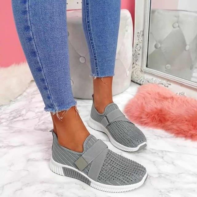 Damen schuhe mit orthopädischer Form und Klettverschluss